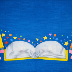 Telón escenográfico escolar infantil – Libro y lápices (sin texto)